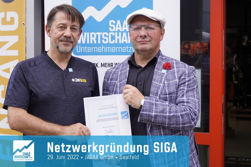 2 M&auml;nner halten Urkunde Netzwerkgr&uuml;ndung SIGA