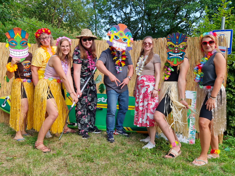 Mitarbeiter als Hawaii-Insulaner Sommerfest 2024