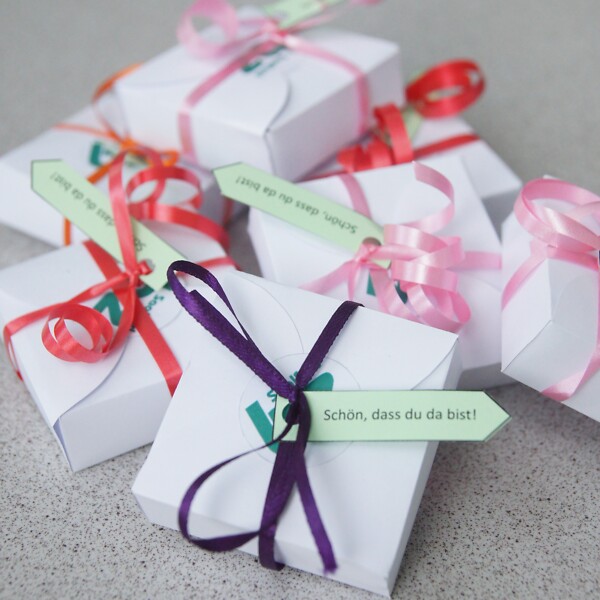 Kleine wei&szlig;e K&ouml;rbchen Geschenke f&uuml;r Tag der Berufe